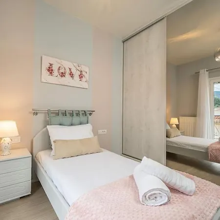 Eleni's House شقة