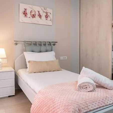 Eleni's House كارافوميلوس